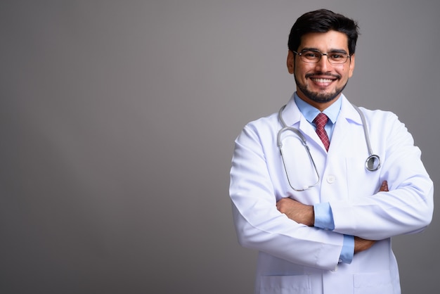 Joven apuesto médico persa barbudo con anteojos