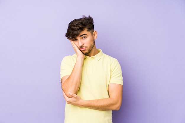 Joven árabe aislado en púrpura que está aburrido, cansado y necesita un día de relax.