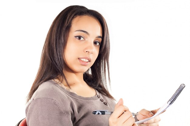 Joven árabe escribiendo en un cuaderno