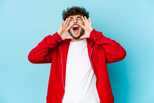 Foto joven árabe expresando emociones aisladas