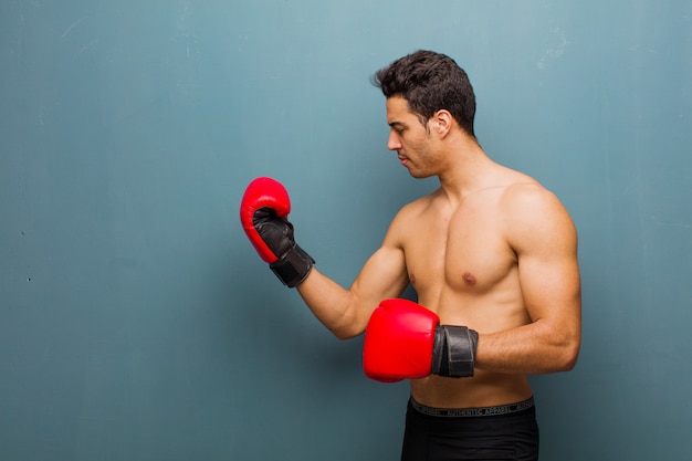 Joven árabe con guantes de boxeo. concepto deportivo