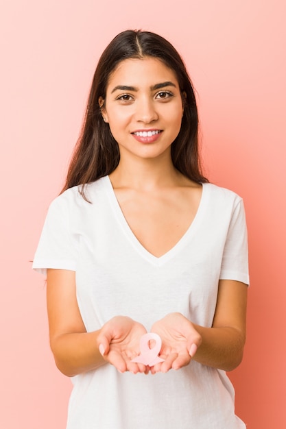 Joven árabe con un lazo rosa. Concepto de lucha contra el cáncer.