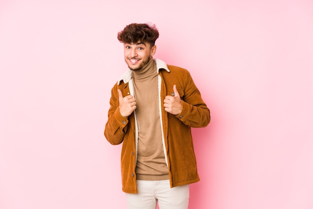 Joven árabe posando aislado<mixto >