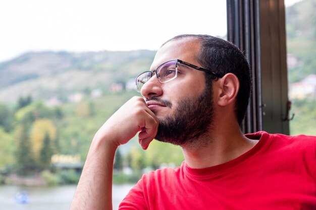 Foto joven árabe que se siente relajado durante sus vacaciones disfrutando de su tiempo