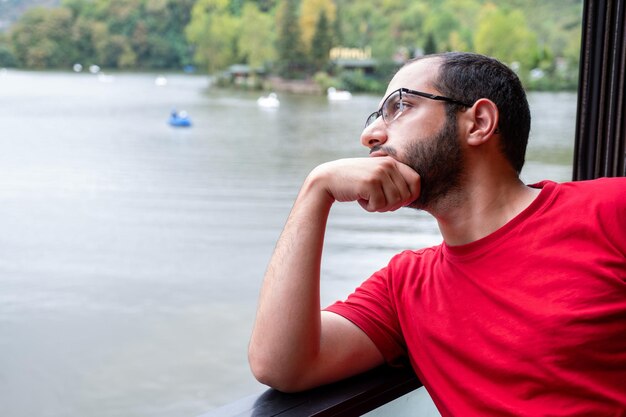 Foto joven árabe que se siente relajado durante sus vacaciones disfrutando de su tiempo