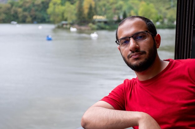 Joven árabe que se siente relajado durante sus vacaciones disfrutando de su tiempo