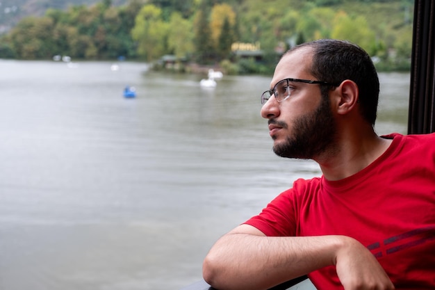 Joven árabe que se siente relajado durante sus vacaciones disfrutando de su tiempo