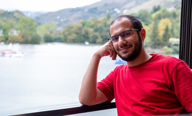 Foto joven árabe que se siente relajado durante sus vacaciones disfrutando de su tiempo