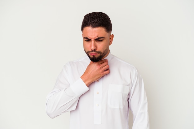 Joven árabe con ropa típica árabe aislada sobre fondo blanco sufre dolor de garganta debido a un virus o infección.
