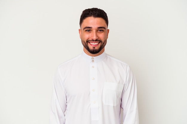 Foto joven árabe con ropa típica árabe aislado sobre fondo blanco feliz, sonriente y alegre.