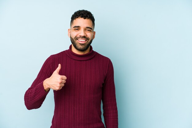 Foto joven árabe sonriendo y levantando el pulgar