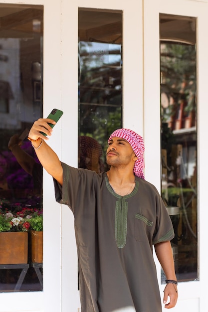 Joven árabe tomando un selfie