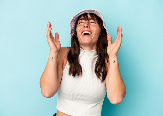 Joven argentina aislada de fondo azul alegre riéndose mucho. concepto de felicidad.