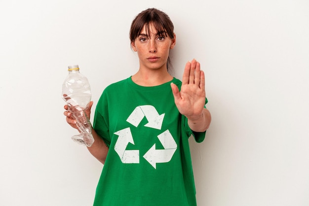 Joven argentina plástico reciclado aislado sobre fondo blanco.