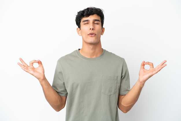 Joven argentino aislado sobre fondo blanco en pose zen