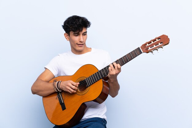 Joven argentino con guitarra