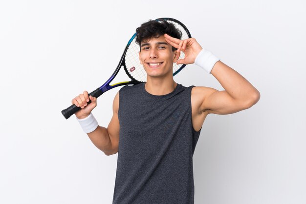 Foto joven argentino sobre pared blanca aislada jugando tenis