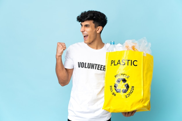 Joven argentino sosteniendo una bolsa llena de plástico celebrando una victoria