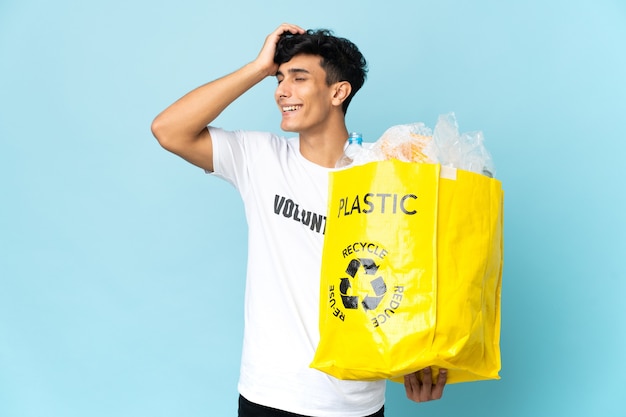 Joven argentino sosteniendo una bolsa llena de plástico se ha dado cuenta de algo y tiene la intención de la solución