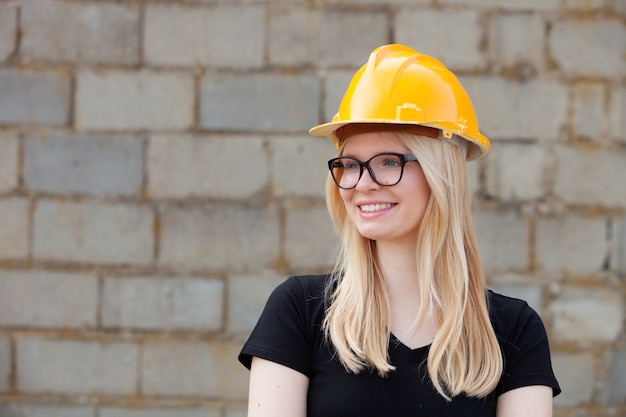 Joven arquitecto con casco amarillo