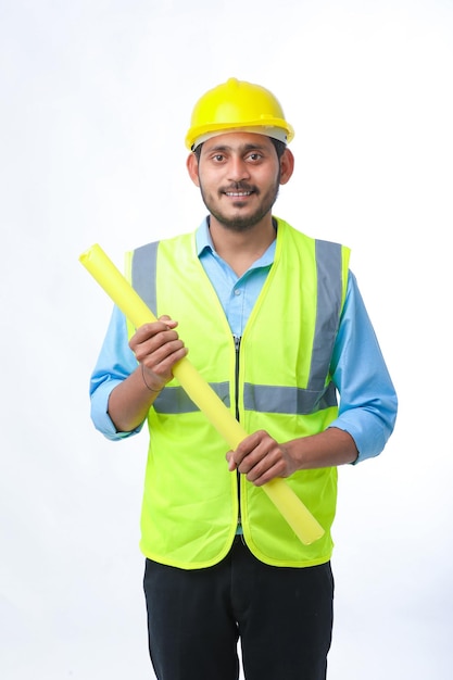 Joven arquitecto con casco y planos en la mano. sobre fondo blanco