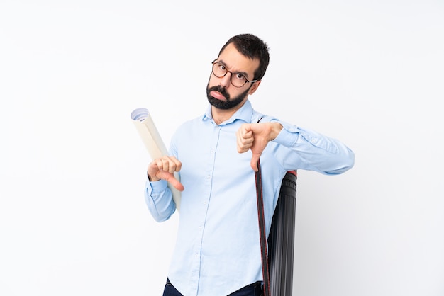 Joven arquitecto hombre con barba mostrando el pulgar hacia abajo