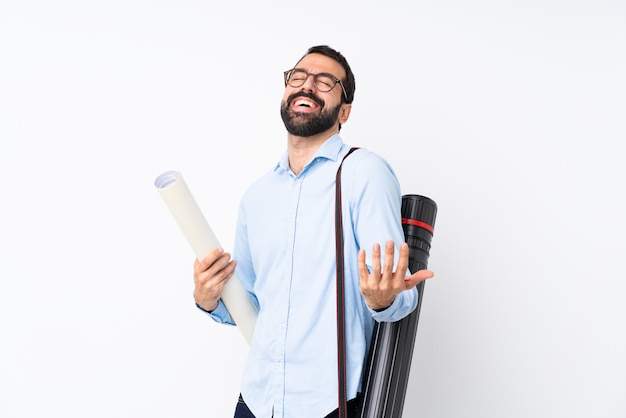 Joven arquitecto hombre con barba sobre blanco aislado sonriendo mucho