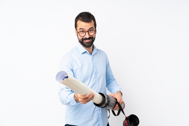 Joven arquitecto hombre con barba sobre pared blanca aislada