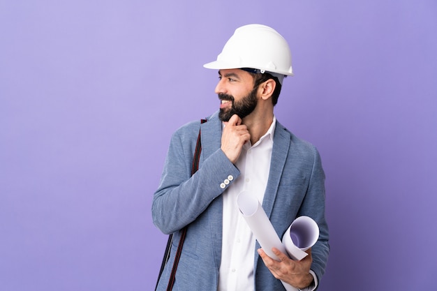 Joven arquitecto hombre sobre pared aislada