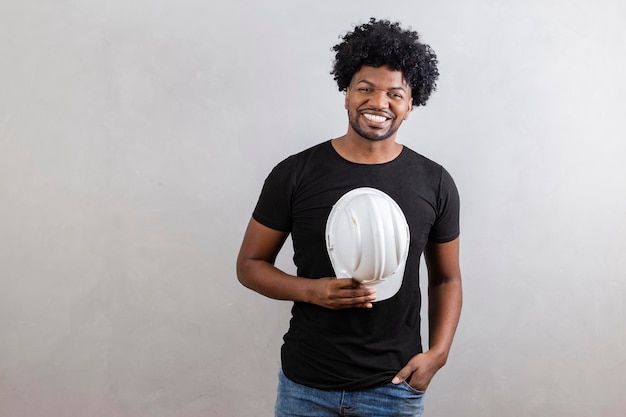 Joven arquitecto hombre vestido con casco de seguridad de constructor sobre fondo aislado con una sonrisa feliz y fresca en la cara Persona afortunada