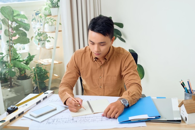 Joven Arquitecto Masculino Asiático Estudiando Planes En La Oficina