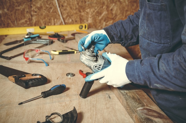 Joven artesano trabajando en un taller