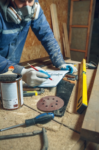 Joven artesano trabajando en un taller