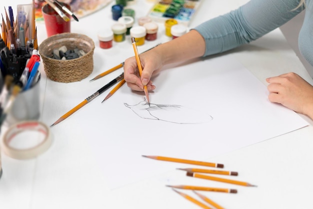 joven artista dibujando una caricatura en un papel con lápiz