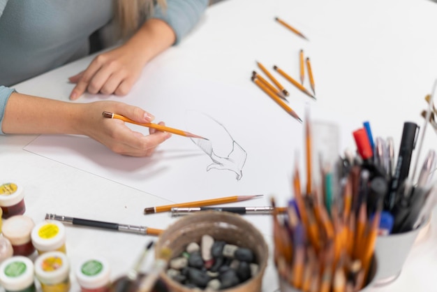 joven artista dibujando una caricatura en un papel con lápiz