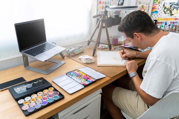 Foto joven artista lgbt pintura acuarela ilustración en estudio