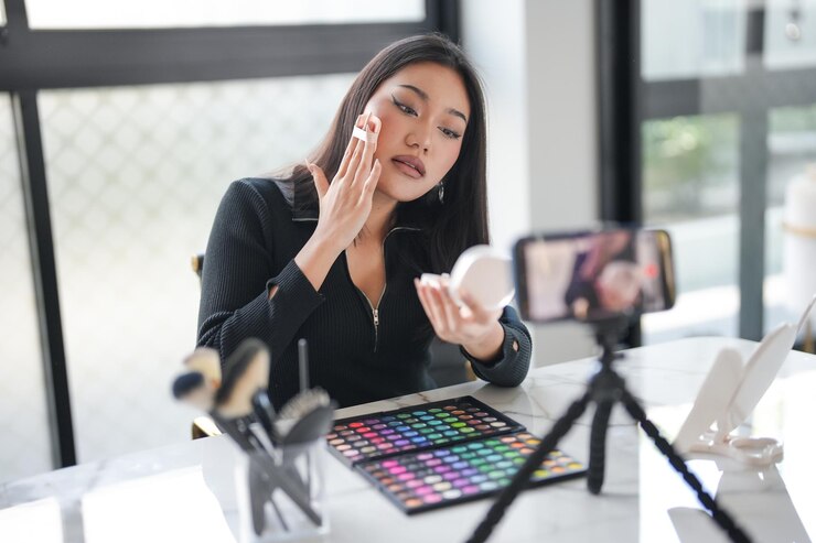 Foto joven artista de maquillaje asiática mujer profesional blogger vlogger está mostrando productos cosméticos con grabación de video influencer de belleza video de chica asiática marketing en línea