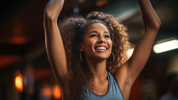 Una joven de ascendencia africana está bailando en un club con los brazos en el aire