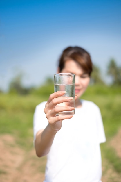 Foto joven asia mujer fresca con vaso de agua fría