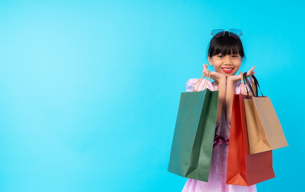 Joven asia niña niño con bolsa de compras