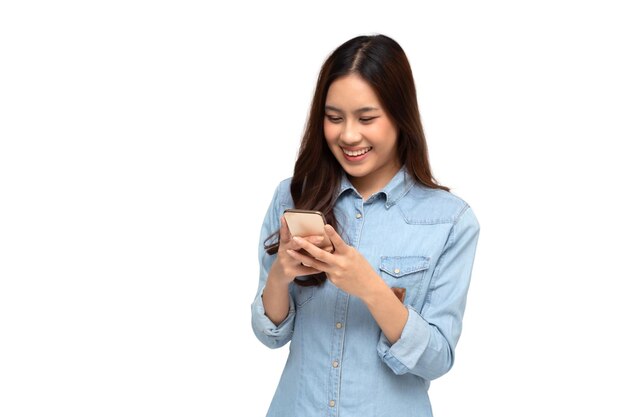 Foto una joven asiática alegre usando un teléfono inteligente y recibiendo mensajes en una aplicación de chat móvil