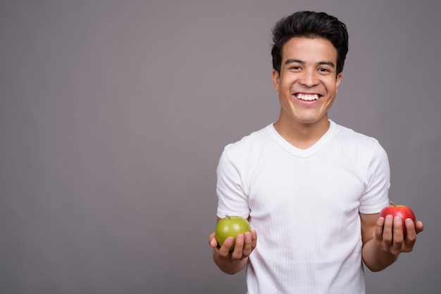 joven asiática con camisa blanca