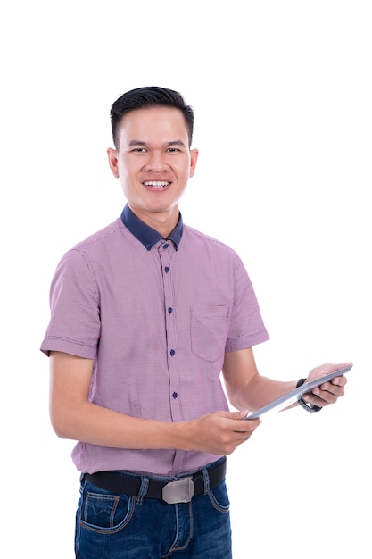 Joven asiática en camisa casual con tableta