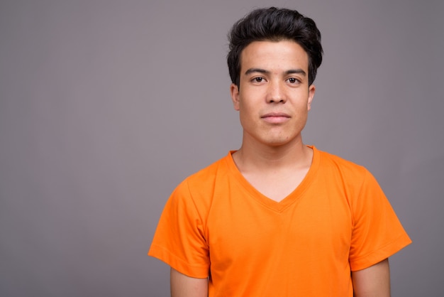 joven asiática con camisa naranja