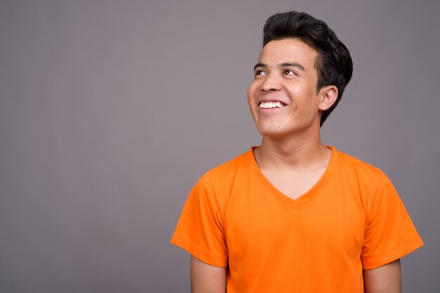 joven asiática con camisa naranja