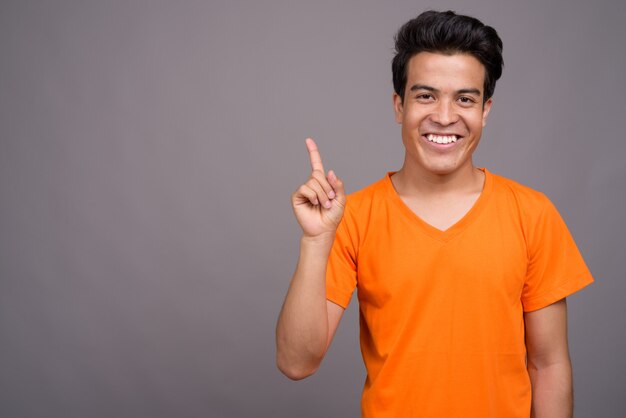 joven asiática con camisa naranja