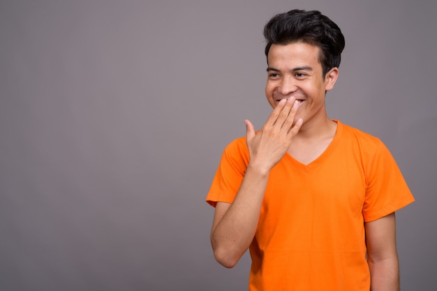 joven asiática con camisa naranja