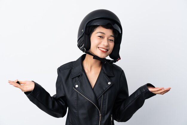 Joven asiática con un casco de moto y una llave