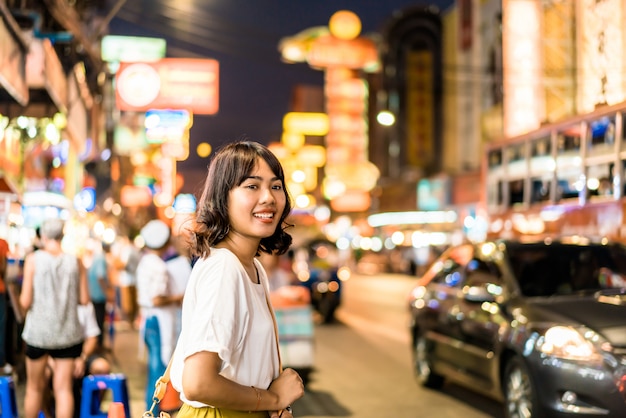 Joven asiática en Chinatown en Bangkok