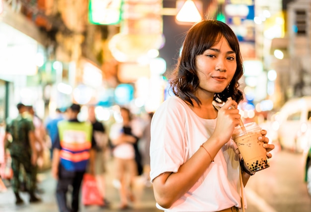 Joven asiática en Chinatown en Bangkok